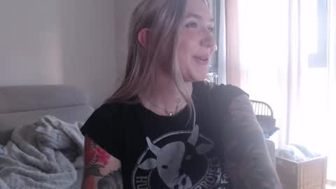 tattoobbgirl online show from November 28, 2025, 3:25 pm