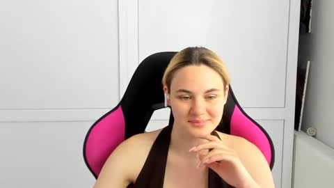 Snapshot of tayla_shy chatting on June 14, 2026, 12:40 pm Tay online show from June 14, 2026, 12:40 pm
