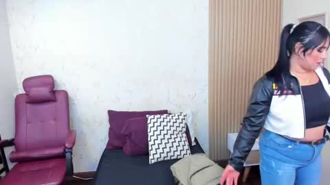 Taylor Bennet online show from November 3, 2025, 12:06 pm