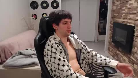 Teddy online show from November 25, 2025, 1:22 pm