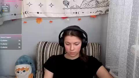 Anny Simpson online show from November 22, 2025, 6:34 am