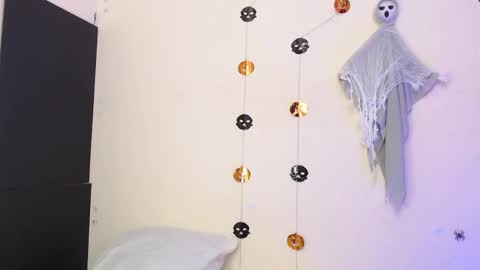  Thalia Anderson  online show from October 31, 2025, 6:20 pm