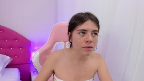 Thalia  online show from April 18, 2026, 7:51 pm