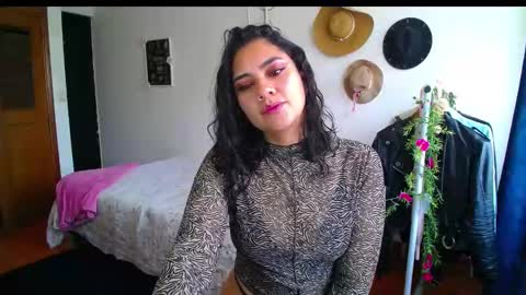 Snapshot of thaliacooper chatting on January 12, 2025, 7:42 pm online show from January 12, 2025, 7:42 pm