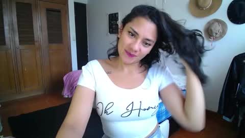 Snapshot of thaliacooper chatting on January 29, 2025, 7:32 pm online show from January 29, 2025, 7:32 pm