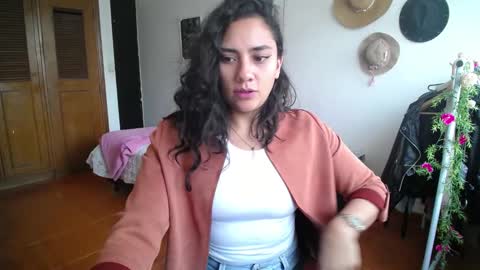 Snapshot of thaliacooper chatting on February 10, 2025, 9:04 pm online show from February 10, 2025, 9:04 pm