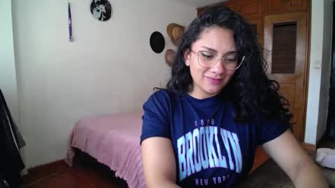 Snapshot of thaliacooper chatting on September 12, 2025, 6:19 pm online show from September 12, 2025, 6:19 pm