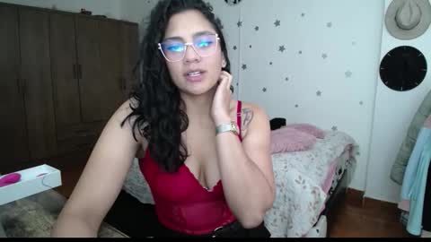 Snapshot of thaliacooper chatting on November 9, 2025, 8:51 pm online show from November 9, 2025, 8:51 pm