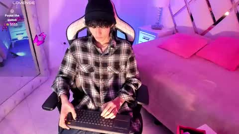 thanier_18 online show from February 19, 2026, 7:32 pm