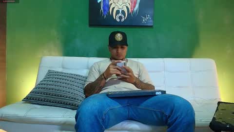 SCOTT  THEO  KAMERON  GENDERSON online show from November 30, 2025, 1:04 pm