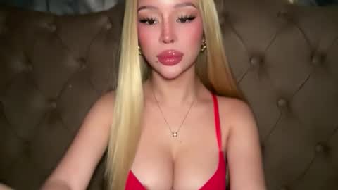 Elle  dont forget to folloW me and thumbs up online show from April 19, 2026, 3:39 am