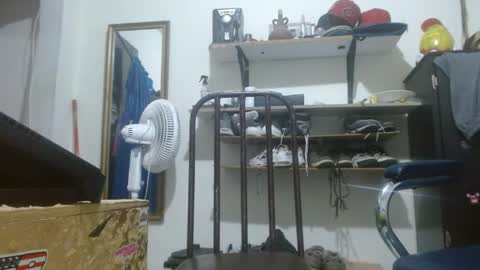 Snapshot of thehousedog chatting on April 29, 2026, 5:41 pm thehousedog online show from April 29, 2026, 5:41 pm