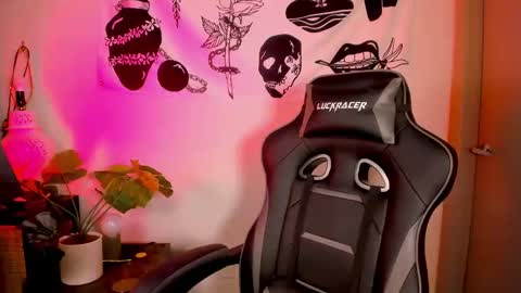 themelrose online show from November 19, 2025, 8:09 pm