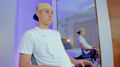  THEO- MATEO  online show from December 16, 2024, 12:27 pm