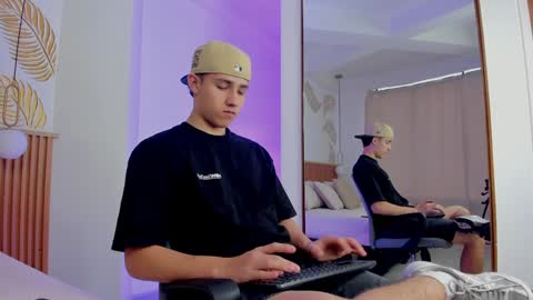  THEO- MATEO  online show from December 19, 2024, 1:29 pm