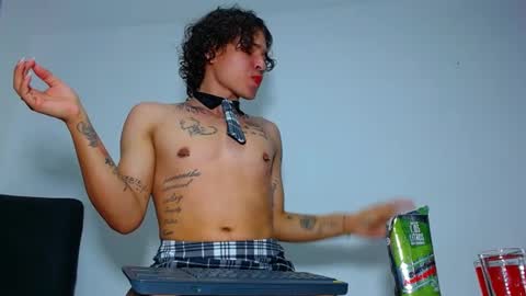 Snapshot of thiago_fosterr1 chatting on January 1, 2025, 11:07 pm Thiago online show from January 1, 2025, 11:07 pm