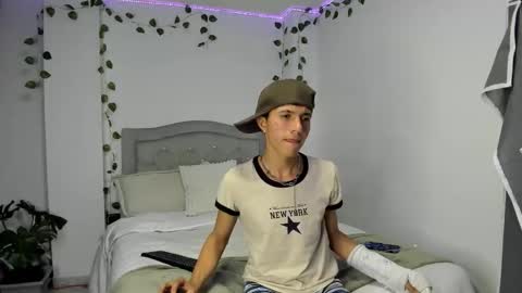 Snapshot of thiago_n_sam chatting on January 15, 2026, 6:40 am thiago_n_sam online show from January 15, 2026, 6:40 am