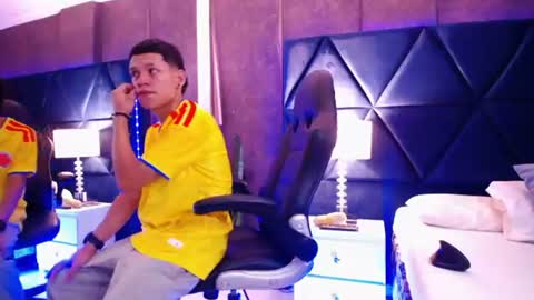 Snapshot of thiagoferrer_ chatting on June 18, 2026, 5:19 am T H I A G O online show from June 18, 2026, 5:19 am