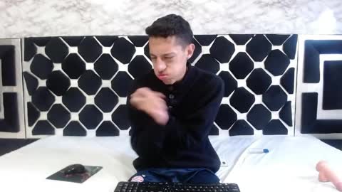 Snapshot of thiagos19 chatting on May 24, 2026, 2:27 am Thiago online show from May 24, 2026, 2:27 am