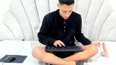Snapshot of thiagos19 chatting on May 25, 2026, 12:22 pm Thiago online show from May 25, 2026, 12:22 pm