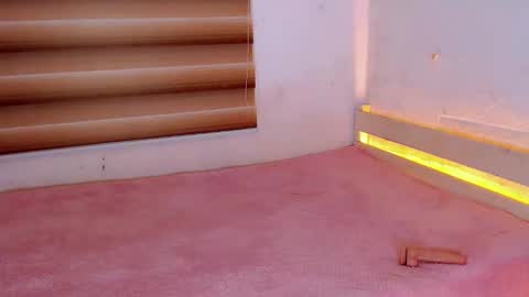 LAURA online show from November 26, 2025, 10:44 pm