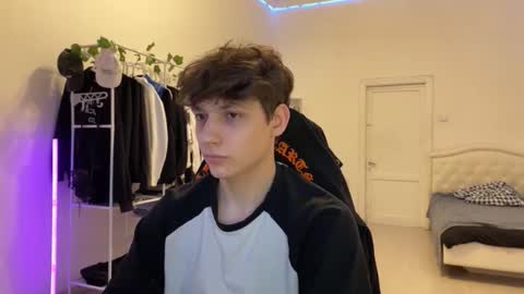 Thomas Hill online show from October 31, 2025, 7:48 pm