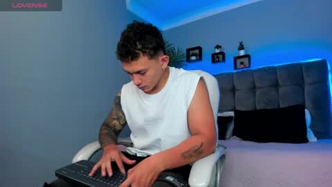 Snapshot of thomas_moon_ chatting on April 24, 2026, 1:57 pm Thomas online show from April 24, 2026, 1:57 pm