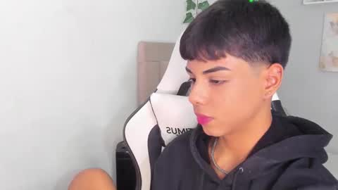 Snapshot of thomas_wild chatting on October 29, 2025, 7:32 am Thomas online show from October 29, 2025, 7:32 am