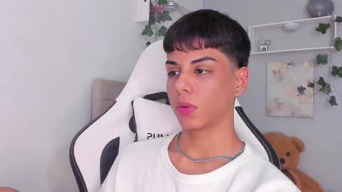 Snapshot of thomas_wild chatting on November 14, 2025, 7:29 am Thomas online show from November 14, 2025, 7:29 am