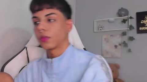 Snapshot of thomas_wild chatting on November 15, 2025, 3:26 am Thomas online show from November 15, 2025, 3:26 am