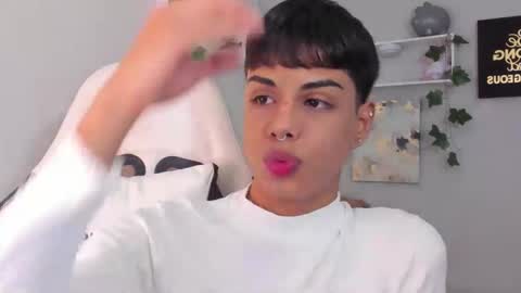 Snapshot of thomas_wild chatting on November 18, 2025, 6:40 am Thomas online show from November 18, 2025, 6:40 am