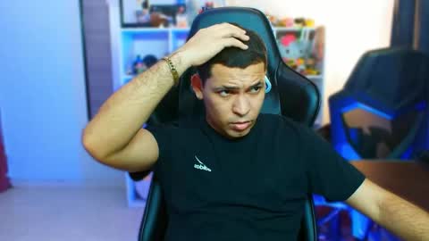 Snapshot of thomascollins__ chatting on November 8, 2025, 5:40 am Thomas online show from November 8, 2025, 5:40 am