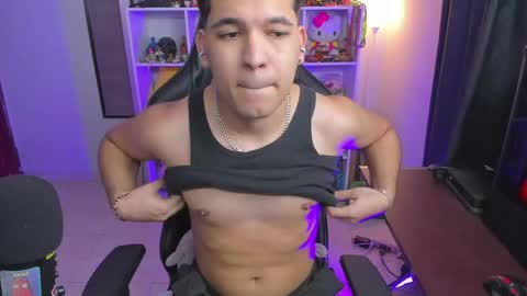 Snapshot of thomascollins__ chatting on April 8, 2026, 4:01 am Thomas online show from April 8, 2026, 4:01 am