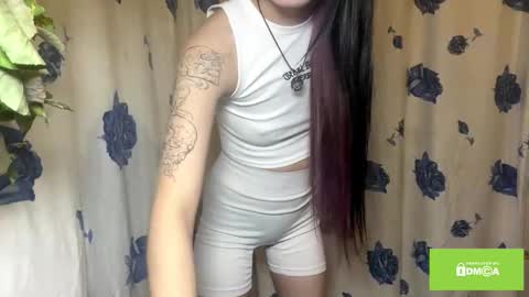 Lola  3 a gift for every fan club member online show from February 21, 2026, 8:32 pm