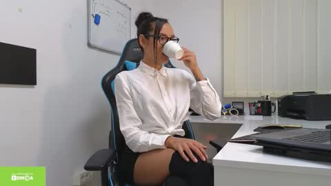 tia_j online show from October 6, 2025, 5:43 pm