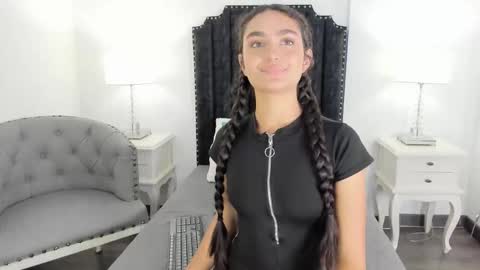 tifanny_lorenns online show from March 9, 2026, 11:36 am
