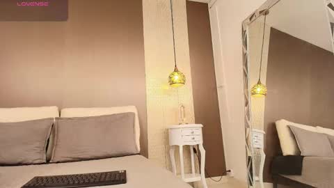 T I F F A N Y online show from September 11, 2025, 7:58 pm