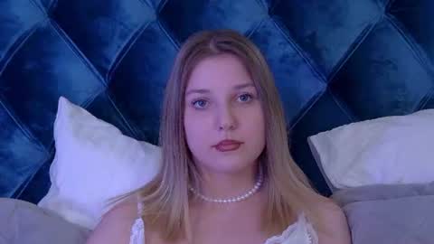 Snapshot of tinaburton chatting on June 19, 2026, 5:17 pm TinaBurton online show from June 19, 2026, 5:17 pm