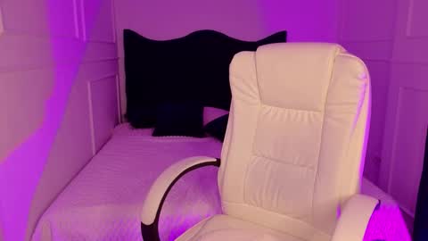 hi im curvy babyface girlie Tina online show from March 10, 2026, 5:07 pm