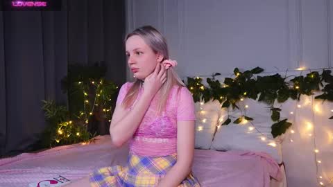 tinasiner online show from March 1, 2025, 2:13 pm