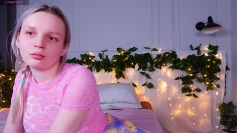 tinasiner online show from March 9, 2025, 4:44 pm