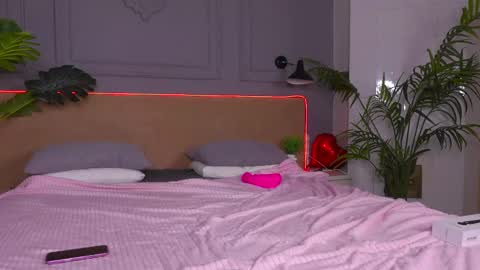 tinasiner online show from March 10, 2025, 7:07 pm