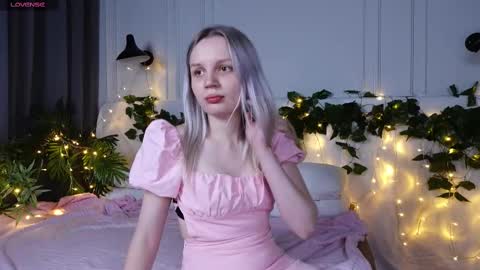 tinasiner online show from March 11, 2025, 2:18 pm