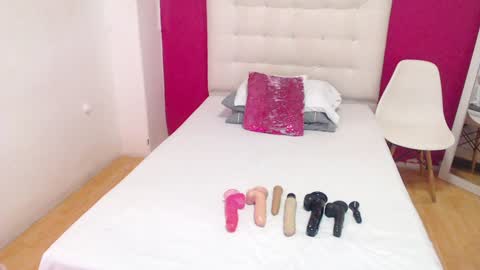 tiny_whore18 online show from December 16, 2024, 3:22 pm