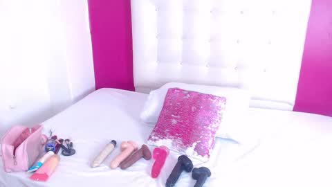 tiny_whore18 online show from September 25, 2025, 2:32 pm