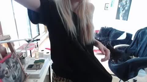 stage Kylie Sinner  brand CLITBAIT online show from February 8, 2025, 6:12 pm