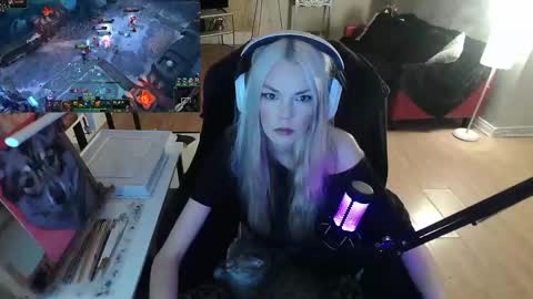 stage Kylie Sinner  brand CLITBAIT online show from February 9, 2025, 12:17 am