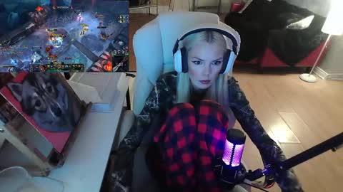 stage Kylie Sinner  brand CLITBAIT online show from February 9, 2025, 10:00 pm