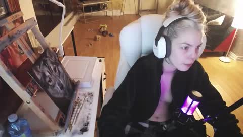 stage Kylie Sinner  brand CLITBAIT online show from February 18, 2025, 3:31 am