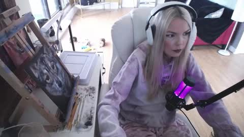 stage Kylie Sinner  brand CLITBAIT online show from February 23, 2025, 8:55 pm